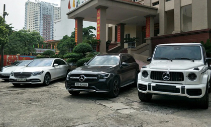 Cận cảnh hàng chục xe sang cùng lượng tiền mặt 'khủng' vừa bị thu giữ trong đường dây đánh bạc ở Hà Nội