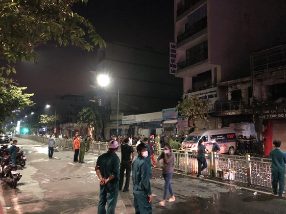Cháy 2 căn nhà ở TP.HCM sau tiếng nổ lớn, nam thanh niên liên tục gào khóc gọi tên người thân - Ảnh 1. Cháy 2 căn nhà ở TP.HCM sau tiếng nổ lớn, nam thanh niên liên tục gào khóc gọi tên người thân - Ảnh 1.