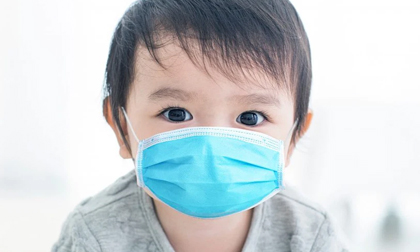Triệu chứng Covid-19 ở trẻ em có khác người lớn? Dấu hiệu cần đưa trẻ đi cấp cứu ngay