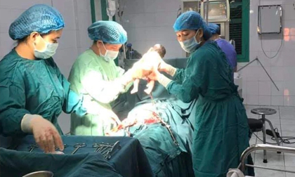 Mổ đẻ cấp cứu cho sản phụ mới 11 tuổi