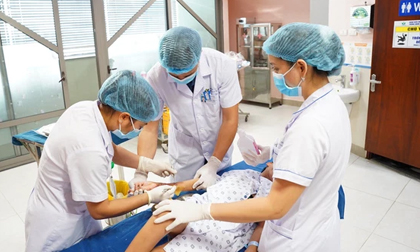 Hà Nội: Bé gái 2 tháng tuổi bỏng nặng do người nhà cho uống nhầm axit