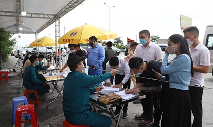 Tạm dừng Chỉ thị 15, 16 toàn quốc, tại sao Hà Nội vẫn duy trì 22 chốt kiểm soát cửa ngõ 'gây khó khăn cho người dân'?