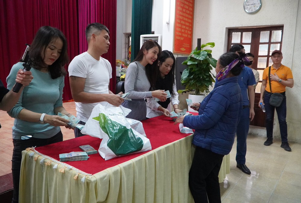 Việc cứu trợ của Thủy Tiên ở Nghệ An: Thiếu 102 triệu đồng so với xác nhận ban đầu, có người được 115 triệu - Ảnh 2.