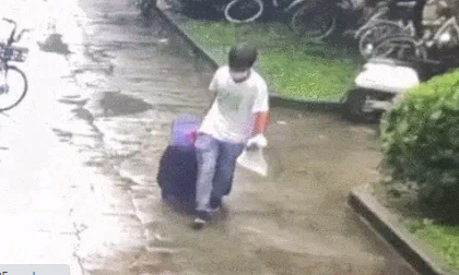 Gã đàn ông giết cô gái rồi nhét vào vali, cảnh khệ nệ kéo thi thể và tiết lộ về nơi ở của sát nhân gây ám ảnh tột độ