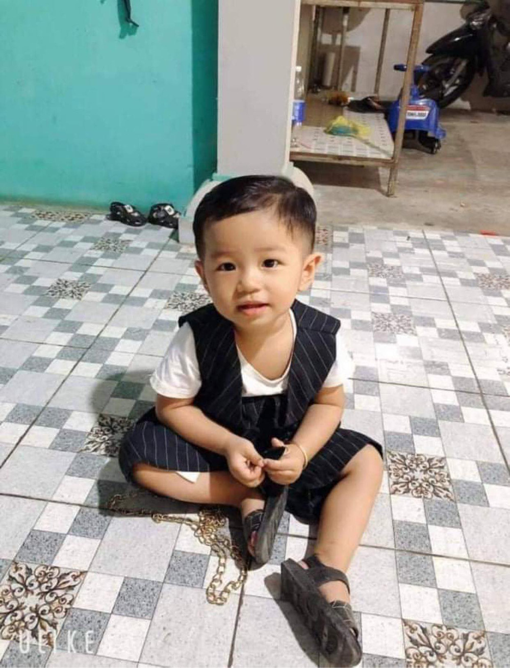 Bé trai 2 tuổi mất tích bí ẩn khi chơi trước sân nhà - Ảnh 1.