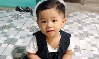 Bé trai 2 tuổi mất tích bí ẩn khi chơi trước sân nhà