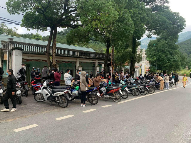 Công an vây bắt 190 nam nữ thanh niên tụ tập, đua xe trên đường đến Tam Đảo - Ảnh 1.