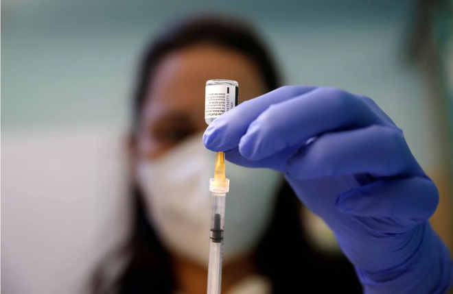 Nếu không có vaccine, chúng ta có thể tái nhiễm Covid-19 mỗi 16 tháng - Ảnh 1.