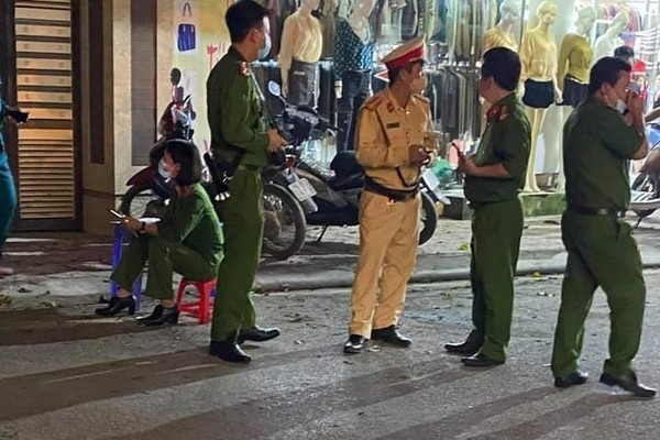 Án mạng đêm 20/10: Chồng xông vào quán gội đầu đâm vợ, dân mạng chấn động với ảnh hiện trường - Ảnh 3. Án mạng đêm 20/10: Chồng xông vào quán gội đầu đâm vợ, dân mạng chấn động với ảnh hiện trường - Ảnh 3.