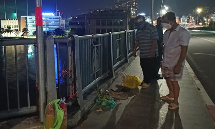 Người nhái lặn sông xuyên đêm tìm kiếm người để lại xe máy, nhảy cầu tự tử
