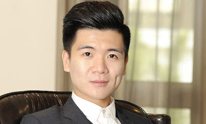 Con trai bầu Hiển vừa được bổ nhiệm làm Phó TGĐ Ngân hàng SHB: Thiếu gia nghìn tỷ đi xe máy, làm bồi bàn, ăn hàng quán bình dân
