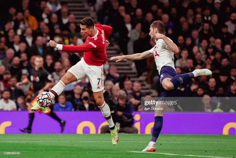 Song sát Ronaldo - Cavani tỏa sáng, Quỷ đỏ vùi dập Gà trống để cứu nguy cho Solskjaer - Ảnh 1.