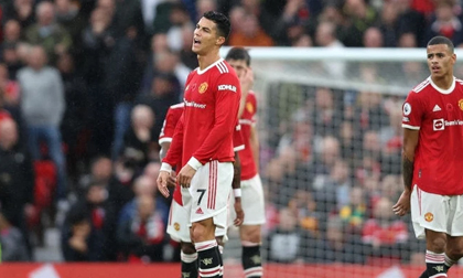 Nhận 'đòn trừng phạt' đau đớn trên Old Trafford, Man United cúi mặt trước đại kình địch