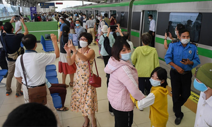 Ngày đầu chạy tàu Cát Linh - Hà Đông: Phục vụ bao nhiêu lượt khách?