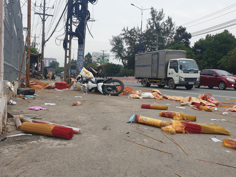 Xe tải điên tông nhiều xe máy trên Quốc lộ 13, 3 người bị thương nặng - Ảnh 1.