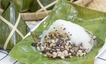 Mẹ đảm trổ tài làm bánh giò ‘thơm nức mũi’ ngon không kém ngoài hàng