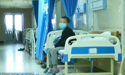 Bé trai bị 'bỏ rơi' tại bệnh viện gần tháng trời, mẹ ruột mãi mới chịu xuất hiện, thản nhiên nói 1 câu khiến dân tình nghẹn lời
