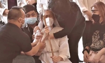 Ảnh chưa từng công bố trong lễ tang bố ruột NS Hoài Linh: Danh hài khóc nấc, ngã khuỵu xuống, lộ rõ dấu hiệu sức khoẻ đáng lo