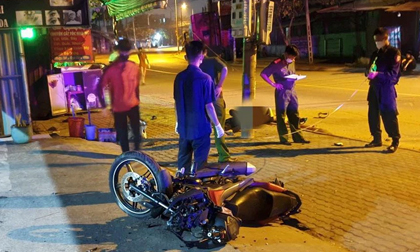 2 thanh niên tử vong cạnh trụ điện, xe máy 'nát bươm' trước cửa nhà dân lúc rạng sáng