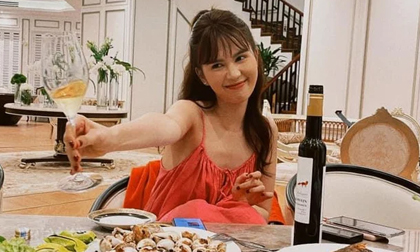 Ngọc Trinh để lộ thân hình gầy trơ xương, tong teo không còn vẻ nóng bỏng thường thấy