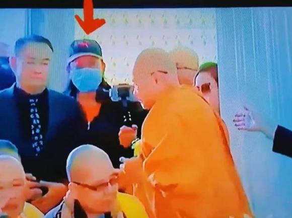 Rầm rộ hình ảnh NS Hoài Linh lặng lẽ đứng ngoài dự đám tang của cố ca sĩ Phi Nhung, thực hư là gì? - Ảnh 2. Rầm rộ hình ảnh NS Hoài Linh lặng lẽ đứng ngoài dự đám tang của cố ca sĩ Phi Nhung, thực hư là gì? - Ảnh 2.
