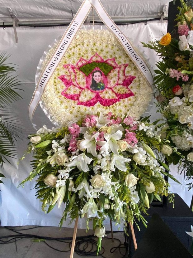 Rầm rộ hình ảnh NS Hoài Linh lặng lẽ đứng ngoài dự đám tang của cố ca sĩ Phi Nhung, thực hư là gì? - Ảnh 4. Rầm rộ hình ảnh NS Hoài Linh lặng lẽ đứng ngoài dự đám tang của cố ca sĩ Phi Nhung, thực hư là gì? - Ảnh 4.
