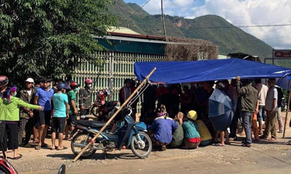 Nguyên nhân xe ô tô 16 chỗ rơi cánh cửa khiến 4 học sinh văng ra ngoài, 1 em tử vong