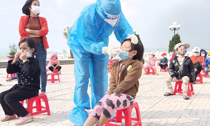Hàng chục học sinh là F0, hàng nghìn học sinh phải nghỉ học