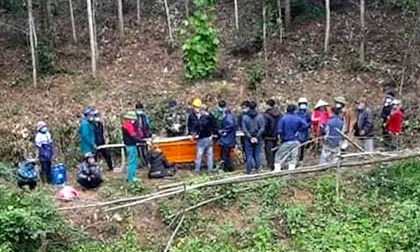Hiện trường vụ thi thể trong rừng keo: Nạn nhân đang đeo máy cắt cỏ, có nhiều vết đâm chém