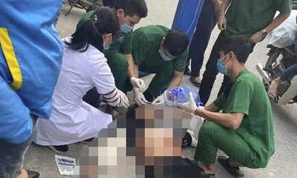 Con trai bị bạn học đâm tử vong, mẹ gào khóc thảm thiết ở hiện trường
