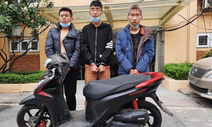 Băng nhóm tuổi 'teen' táo tợn chặn xe người đi đường, rút kiếm đe doạ cướp xe