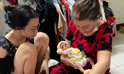 Bé trai sơ sinh còn nguyên dây rốn bị bỏ rơi trong túi nylon màu đen ở thùng rác