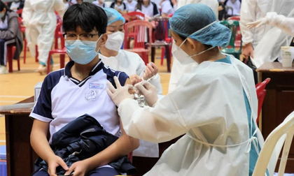 Nam sinh lớp 11 tiêm 2 mũi vaccine phòng COVID-19 trong 10 phút