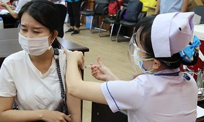 4 điều không nên làm sau khi tiêm mũi vắc xin thứ 3: Đừng nghĩ tác dụng phụ giống 2 mũi trước