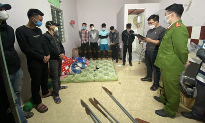 Nhóm thanh niên đem theo 14 hung khí chuẩn bị hỗn chiến thì công an ập tới