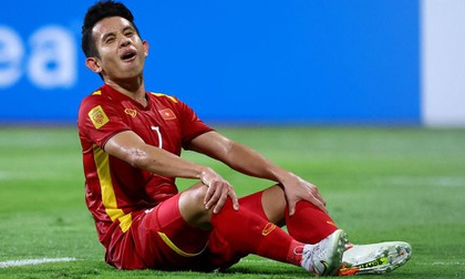 Hồng Duy lên tiếng về cú trượt chân trong trận gặp Thái Lan, Thành Chung lao vào 'cà khịa'