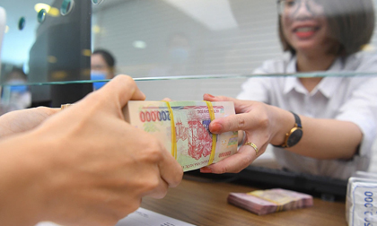 Một ngân hàng nhân đôi lãi suất cho khách hàng gửi tiết kiệm, điều gì đã xảy ra?