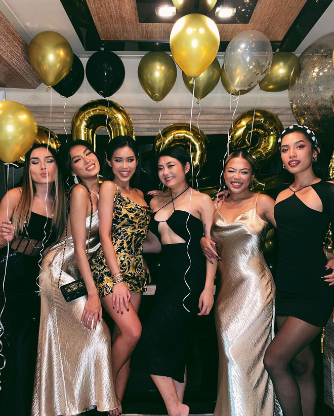  Ái nữ nhà ông trùm đồ hiệu Johnathan Hạnh Nguyễn mở hàng tiệc tùng 2022: Rich kid của những cuộc vui đã trở lại! - Ảnh 1.