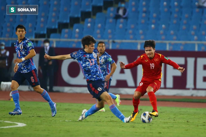 HLV Thái Lan vừa uống rượu vừa trả lời họp báo, nhắc tên Quang Hải và chê V.League - Ảnh 3.