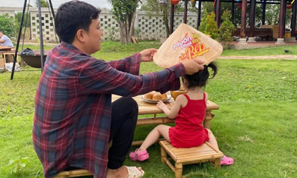 Trường Giang khoe khoảnh khắc cùng con gái 'thưởng trà' đầu năm