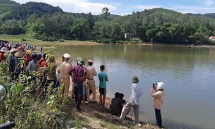 Vụ ông bà chèo thuyền chở cháu ngoại qua sông bị lật: Tìm thấy thi thể cuối cùng