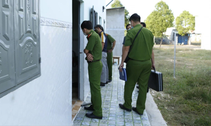 Phát hiện thi thể một phụ nữ bó chặt trong chiếc chăn màu đỏ trong phòng trọ