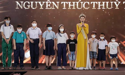 Hoa hậu Thùy Tiên nhận nuôi 15 trẻ em mất cha mẹ do đại dịch Covid-19