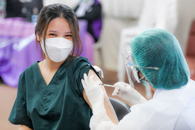 Tiêm vaccine mũi 3 loại nào hiệu quả nhất? Cùng xem xét dữ liệu từ 3 hãng vaccine lớn - Ảnh 1.