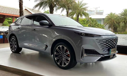 Ô tô Trung Quốc 'uống' 0,8 lít xăng/100km gây sốt vì thiết kế đẹp, xe ngập công nghệ