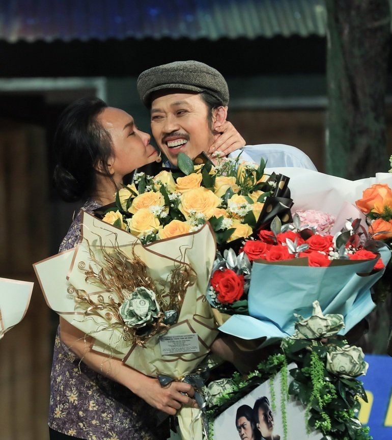 hoai-linh-nhan-giai-thuong-dau-tien-sau-khoang-thoi-gian-o-an-af7ac4f0