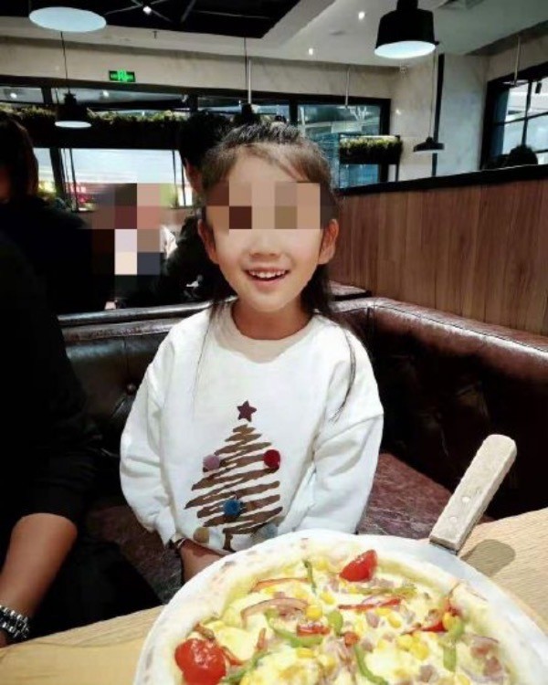 Mẹ hùa theo nhân tình bạo hành man rợ con gái : Găm kim vào đùi, giội nước sôi vào đầu  - Ảnh 3.