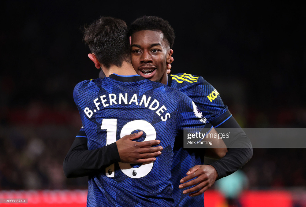 Ngôi sao 19 tuổi che mờ Ronaldo, Man United trở lại đường đua top 4 bằng 3 điểm nhọc nhằn - Ảnh 3.