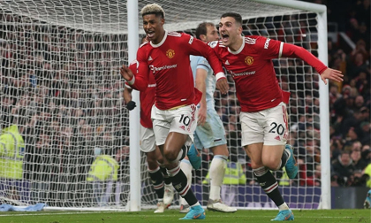 Tái hiện hoàn hảo 'Fergie time', Man United nẫng tay trên suất Champions League từ đối thủ