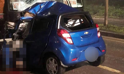 'Đối đầu' xe khách, ô tô con biến dạng hoàn toàn, tài xế tử vong thương tâm
